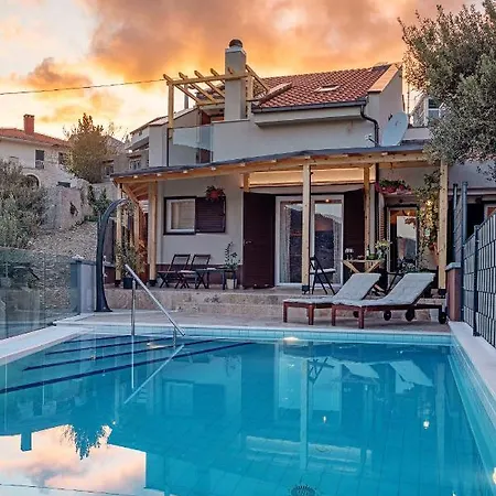 Normabel Relaxing Villa With Heated Pool And Sauna Zrnovnica Exterior photo
